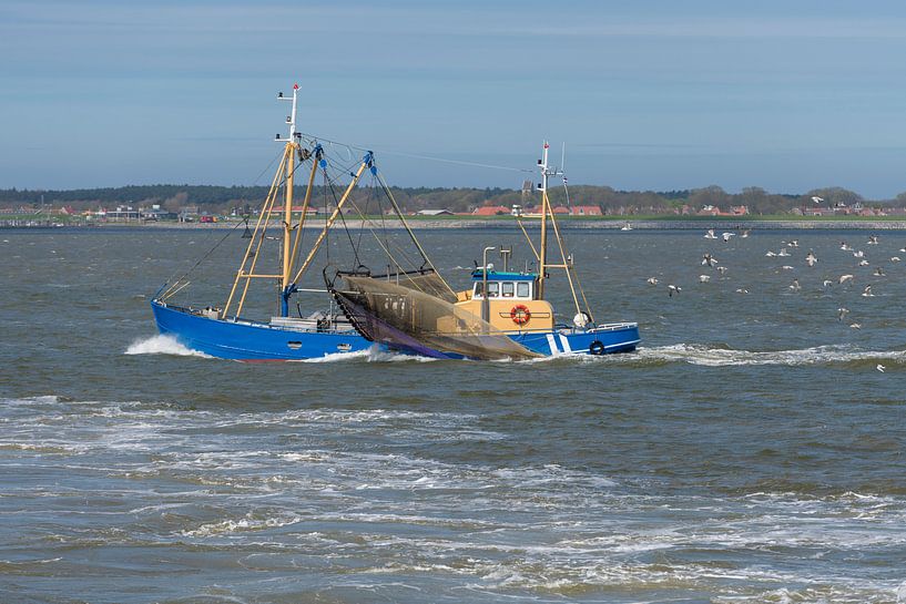 Vissersboot op de Waddenzee nabij Ameland von Tonko Oosterink