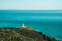 Leuchtturm mit tropisch blauem Meer in Cape Reinga, Neuseeland