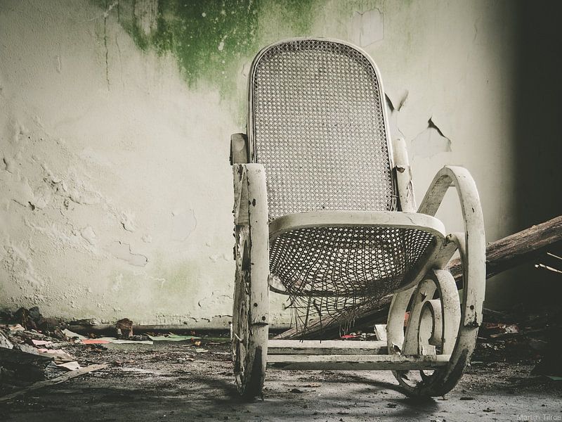 White decayed chair by Martijn Tilroe