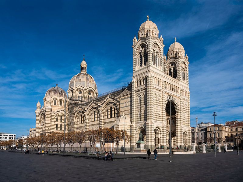Die große Kathedrale von Marseille vor blauem Himmel. von Werner Lerooy