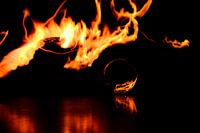 Kristallen bol - aarde opgeslokt door vuurgloed