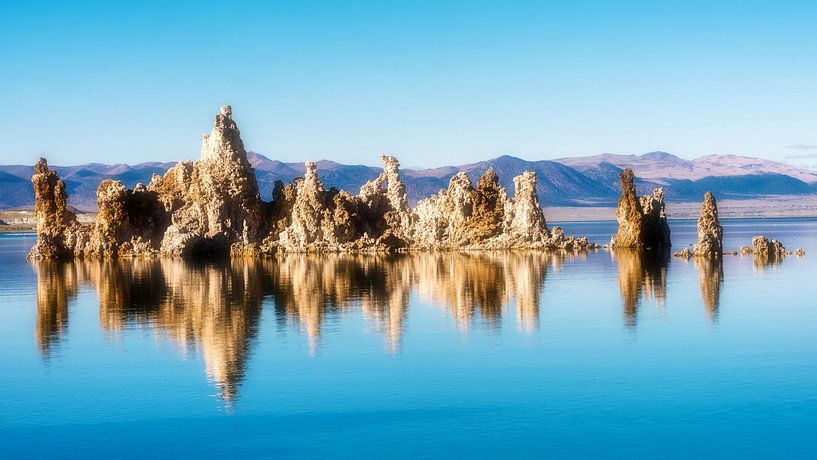 Réflexion des formations de tuf calcaire dans le lac Mono en Californie (États-Unis) par Dieter Walther