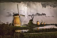 Blitze an den beleuchteten Windmühlen von Kinderdijk