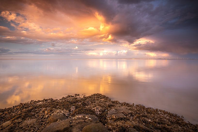 Zonsondergang De Eems, Delfzijl van Peter Kuipers