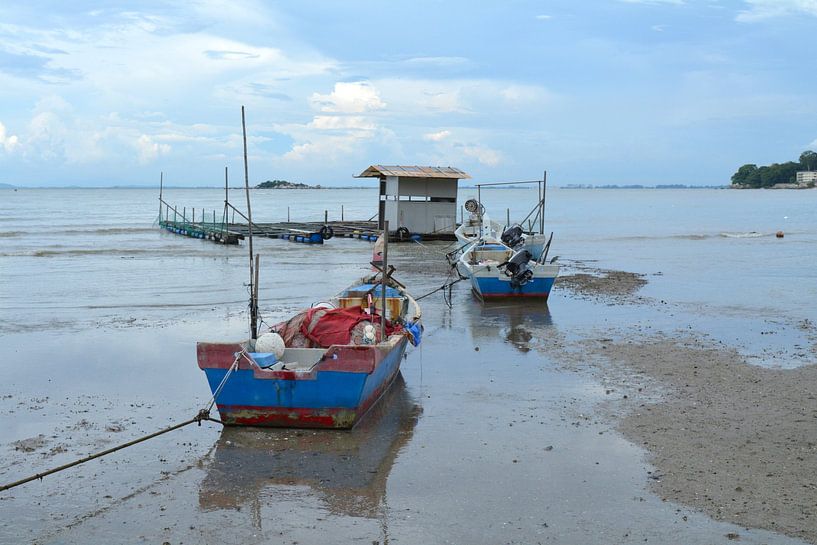 Twee vissersbootjes nabij de Floating Mosque in Penang van Minimalistiche reisfotografie by.Rieneke