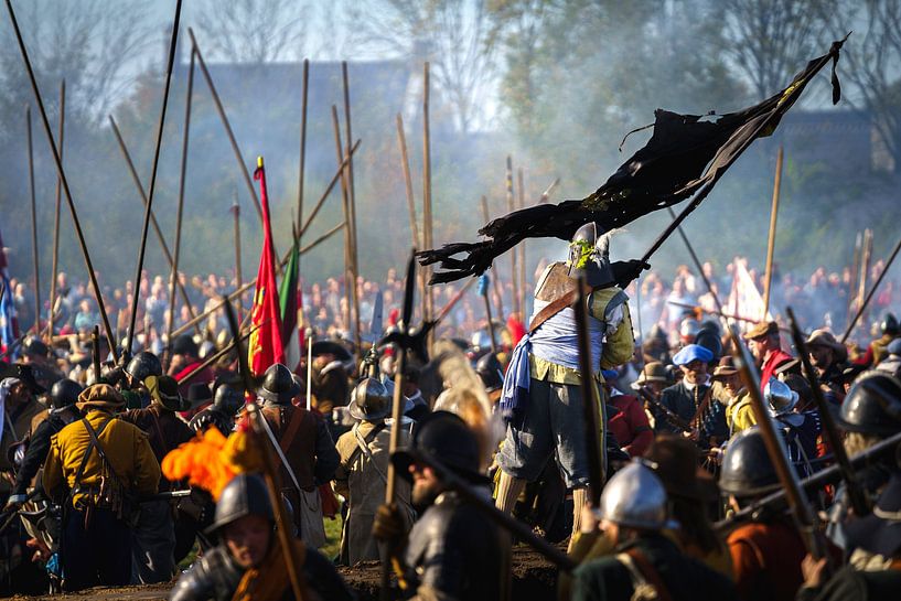 Agiter le drapeau noir sur le champ de bataille pour la reddition dans un cadre cinématographique par Fotografiecor .nl