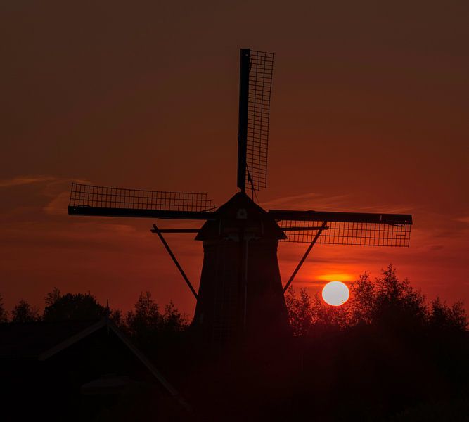Sonnenuntergang hinter einer Mühle. von Silvia Groenendijk