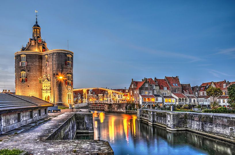 La Porte de Enkhuizen Par Nuit par Frans Blok - des photos, de l'art et des autres décorations murales