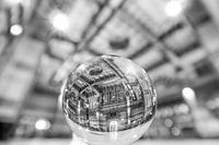 Groningen Hoofdstation in de glazen bol (zwart-wit)