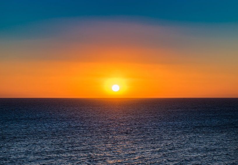 Idyllischer Sonnenuntergang Meerblick mit schönen orangefarbenen Sonne am Himmel von Alex Winter