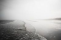 Schwarz und weiß nebligen Strand Landschaft