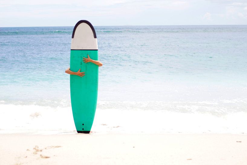 Surfer am weißen Strand Bali von Vivian Raaijmaakers
