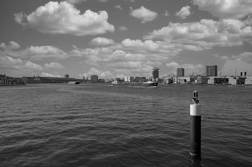 Binnenvaartschip op het IJ van Peter Bartelings