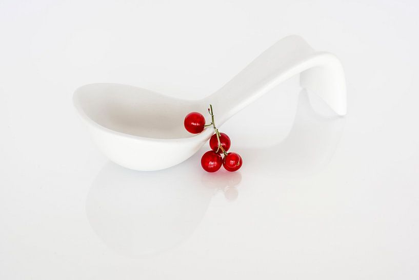 Stilleben mit Löffel und roten Johannisbeeren von Angeline van de Kerkhof