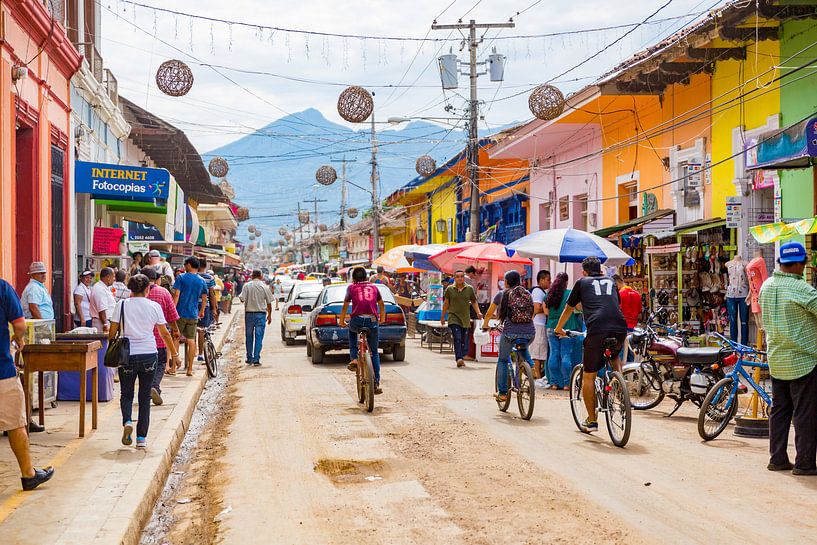 Bunte belebte Straße in Granada Nicaragua von Michiel Ton
