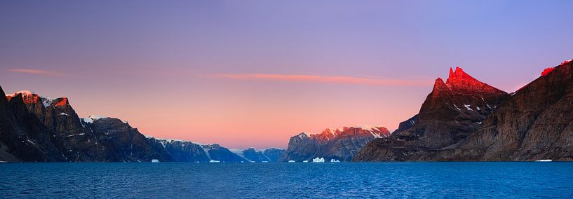 Sonnenaufgang A-Fjord, Scoresby Sund, Grönland von Henk Meijer Photography