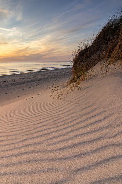 Strukturen im Sand am Strand von Petten von Bram Lubbers