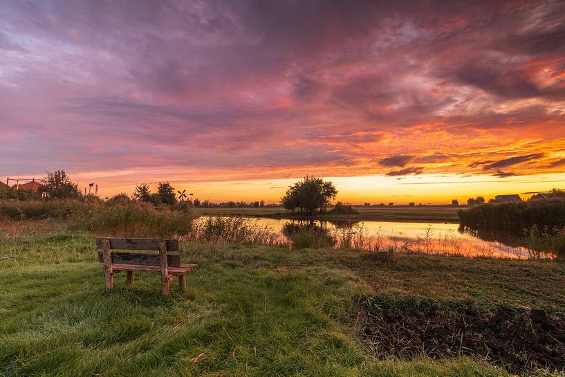 Profiter du lever de soleil coloré sur un banc en bois à la ferme Poel à Wormer par Bram Lubbers