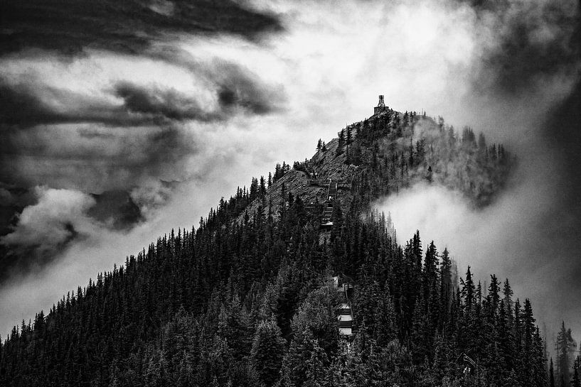 Le sommet d'une montagne dans le brouillard par Marc Lehmann