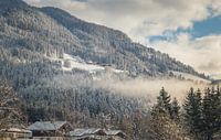 Winterdorf am Berghang in Österreich