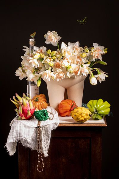 Stilleben mit rosa Narzissen, Drachenfrucht und Coeur de Boeuf-Tomaten von Willy Sengers