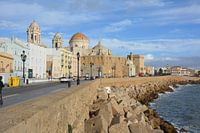 Skyline, cathédrale et mur d'enceinte du centre ville de Cadix Espagne