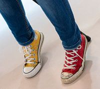 Heureux ! Baskets Converse jaune et rouge