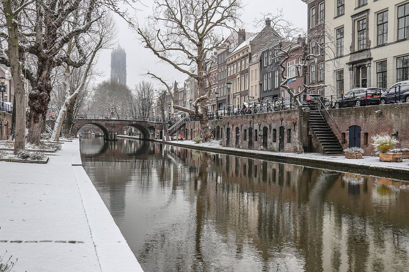 Neige le long du canal Oudegracht avec la tour Dom en arrière-plan, un jour d'hiver à Utrecht, Pays- par Arthur Puls Photography