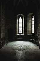Dunkle Stille: geheimnisvoll beleuchteter Raum in der Abbaye du Mont Saint-Michel
