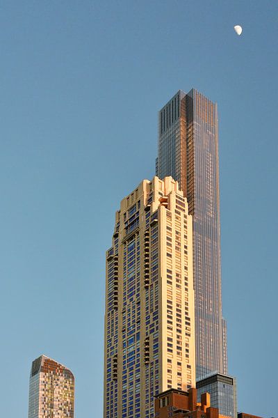 Manhattan Apartmenthäuser mit Mond von Snellink Photos