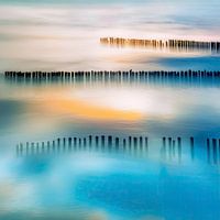 Wooden post by the sea-01a