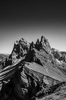 Die markant Seceda in den Dolomiten in Schwarz Weiss