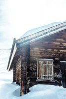 Schneebedeckte Berghütte in der Schweiz