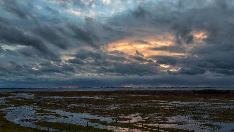 Dreigende lucht boven de Slikken van Flakkee by Bram van Broekhoven