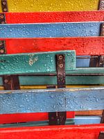 Kleurrijke terrasstoelen na de regen