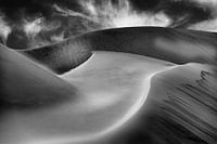 Photo abstraite des dunes de sable en noir et blanc