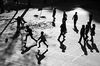 Kinder, die auf einem Schulhof spielen