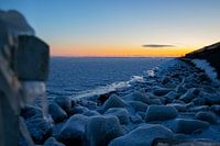 Gefrorener Afsluitdijk bei Sonnenuntergang