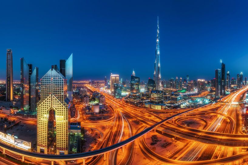 Panorama de Dubaï Skyline à l'heure bleue avec Burj par Jean Claude Castor