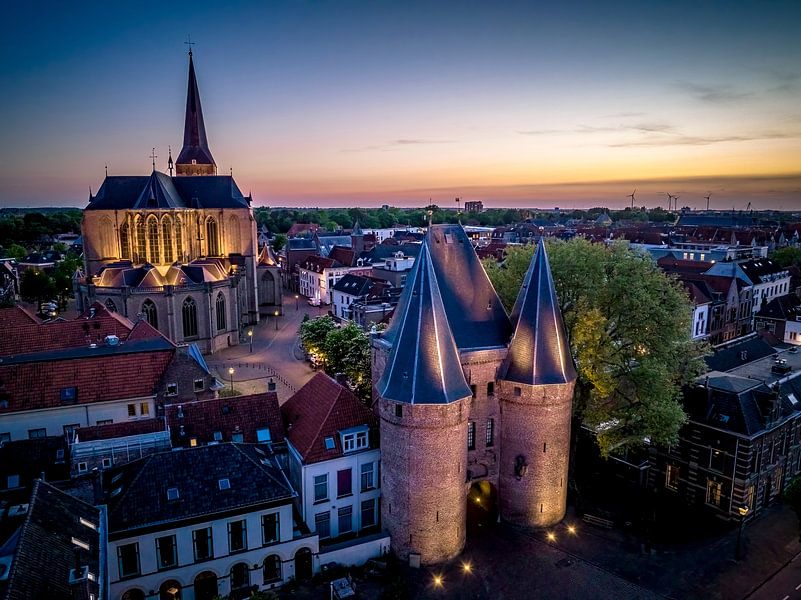 Kampen Koornmarktspoort und Bovenkerk in der Altstadt bei Sonnenuntergang von Sjoerd van der Wal Fotografie