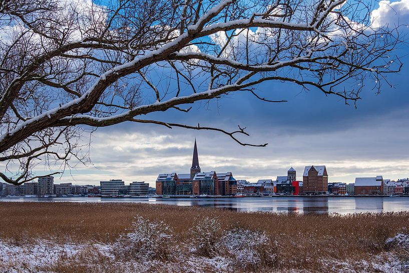 Blick über die Warnow auf die Hansestadt Rostock im Winter von Rico Ködder