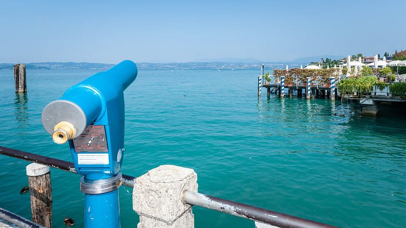 The blue waters of Lake Garda in Italy. by Fotografiecor .nl