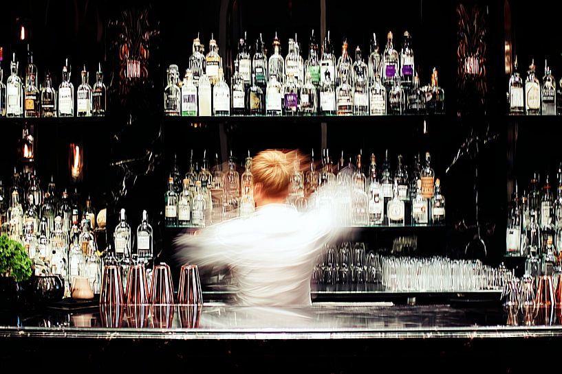 Barkeeper in Aktion von Frank Heinz