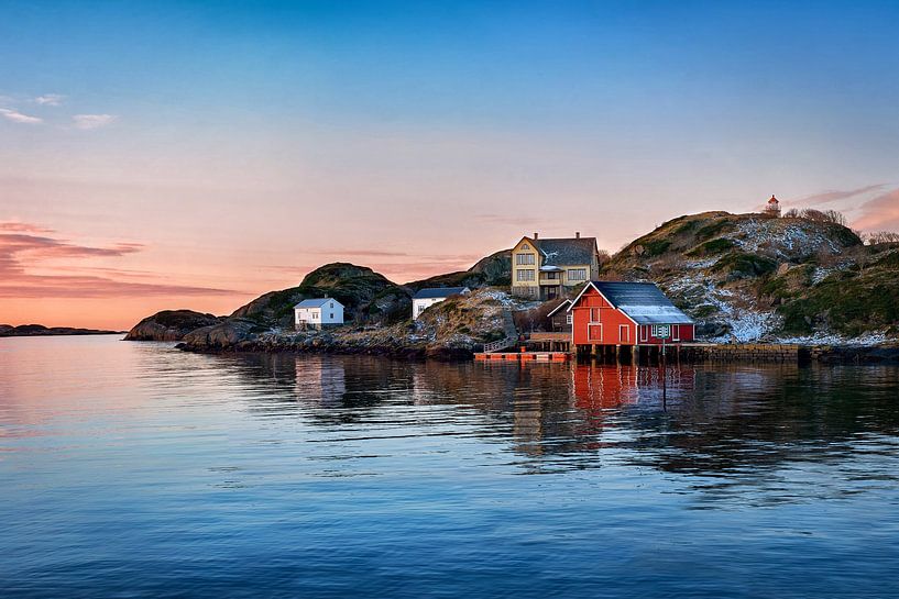 Le village de pêcheurs de Morsundet sur Harøya, Norvège par qtx