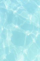 Eau de piscine bleu turquoise claire | Été | Italie | Couleurs pastel | Soleil