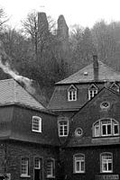 Maisons dans la tempête de neige
