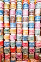 Paniers de riz colorés empilés contre le mur