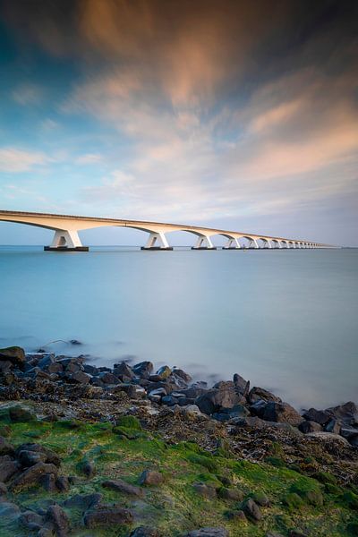 Lever de soleil derrière le pont de Zélande dans la province de Zélande par gaps photography