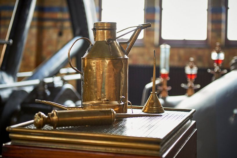 Nature morte de vieux bidons d'huile en cuivre, seringue à huile et entonnoir de remplissage par Jenco van Zalk