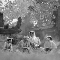 Balinesische Tradition in Schwarz und Weiß: Weisheit im Nebel